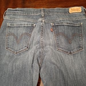 Women's size 6, straight leg 550 Levi's
